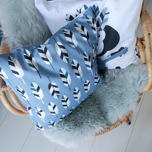 sierkussen aap blauw jeans veren kinderkamer
