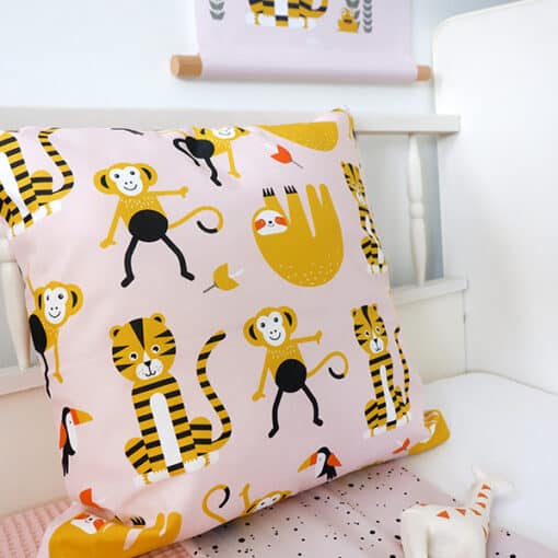 sierkussen roze jungle kinderkamer