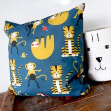 kinderkamerkussen donkerblauw aap jungle