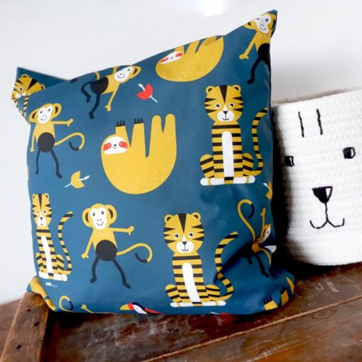 kinderkamerkussen donkerblauw aap jungle