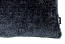 Kussen donkerblauw meubelstof detail Raaf Hotel