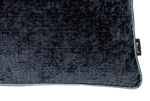 Kussen donkerblauw meubelstof detail Raaf Hotel