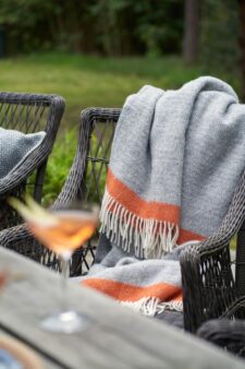 Plaid grijs met oranje rand eco lamswol