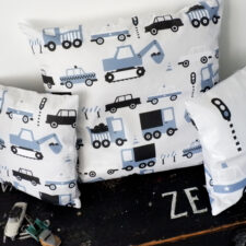 kinderkamerkussen voertuigen jeans blauw groot