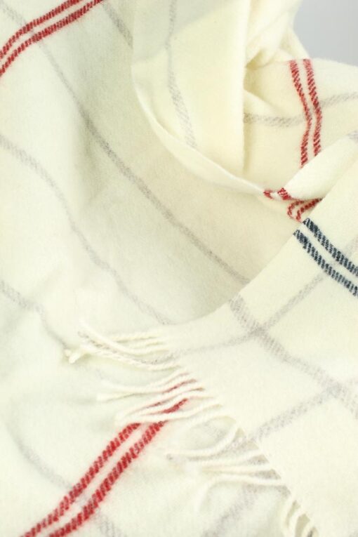 plaid lamswol ruiten wit rood blauw klippan tartan detail