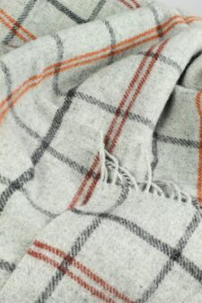 plaid lichtgrijs ruiten oranje klippan lamswol detail