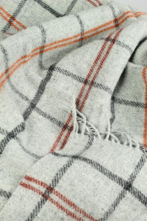 plaid lichtgrijs ruiten oranje klippan lamswol detail