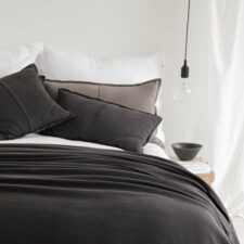 donkerbruine sierkussens en sprei van jersey katoen