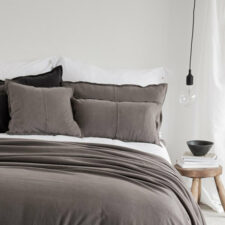 kussen sprei taupe van zacht jersey katoen