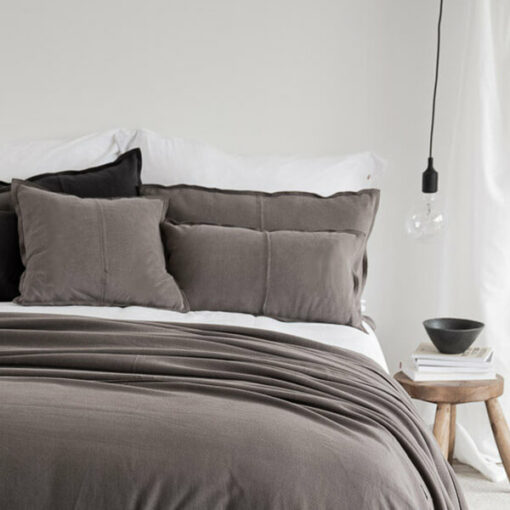 kussen sprei taupe van zacht jersey katoen