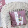 lama kussen oud paars