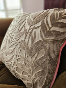 kussen beige plantenmotief met roze bies raaf flora 50-50