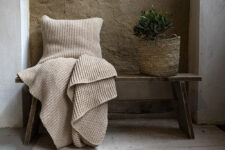 beige kussen plaid gebreid van wol