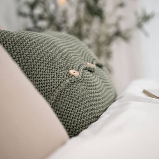 gebreid sierkussen olijfgroen met knopen moyha wooden buttons olive