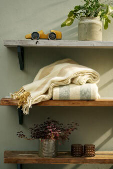 gestreepte woondekens van wol klippan gotland vertical stripe