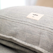 kussen van wol lichtgrijs langwerpig moyha wool light grey 60-40