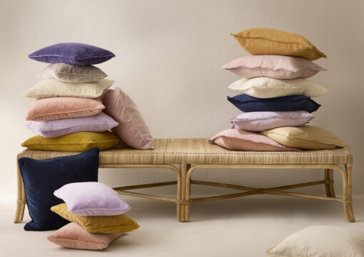 kussens van velvet en linnen bungalow velvet lavender velvet vanilla velvet cashmere blush violet navy dijon linen vanilla ochre nude