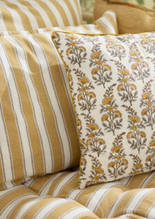 sierkussen geel oker blockprint calla honey