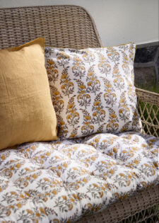 sierkussens van bungalow calla honey linen ocher