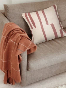 sierkussen steenrood katoen vierkant elvang lyme grass rusty red