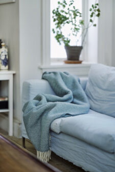 blauwe plaid lamswol klippan sorbet silky blue