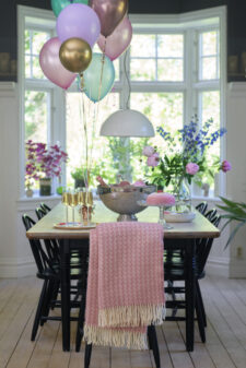 roze lamswollen plaid van klippan palazzo rose garden