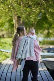 wiegdeken grijs beige van zachte lamswol klippan hand in hand greige