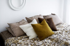 wollen kussens van klippan boucle cream boucle mocha mousse gotland caramel