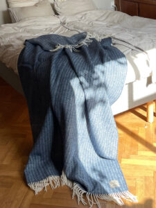 blauwe wollen plaid elvang hope dark blue