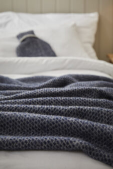 donkerblauwe wollen plaid tweedmill textiles beehive navy grey