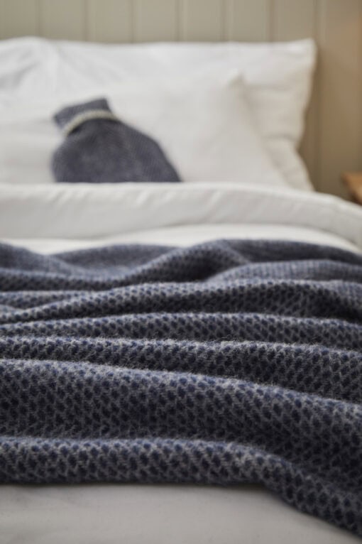 donkerblauwe wollen plaid tweedmill textiles beehive navy grey