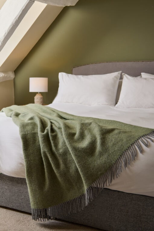 extra lange plaid lichtgroen wol tweedmill textiles beehive fern grey