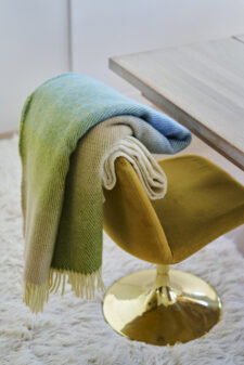 groen blauwe plaid met kleurverloop van lamswol klippan aurora greenish blue