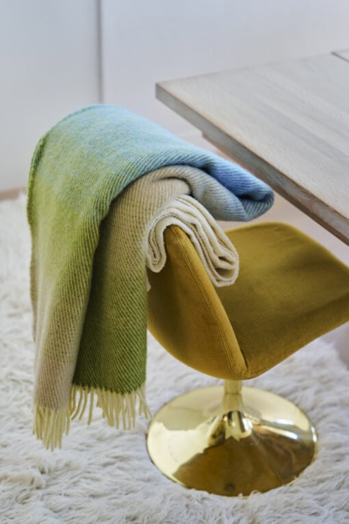 groen blauwe plaid met kleurverloop van lamswol klippan aurora greenish blue