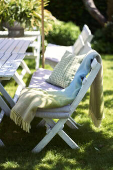 groen blauwe woonplaid met kleurverloop van lamswol klippan aurora greenish blue