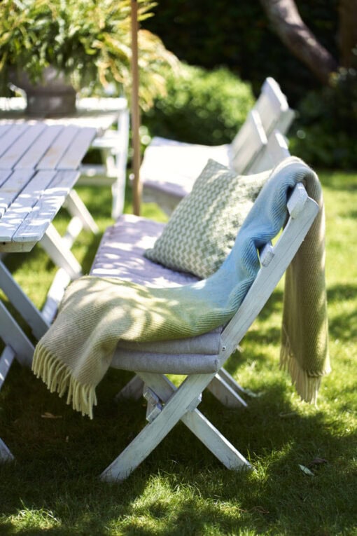 groen blauwe woonplaid met kleurverloop van lamswol klippan aurora greenish blue