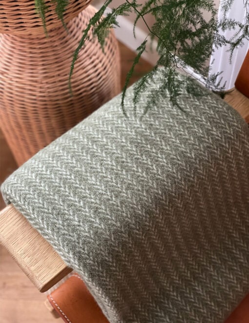 lichtgroene wollen plaid elvang hope bottle green