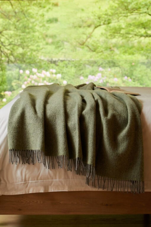 lichtgroene wollen plaid tweedmill textiles beehive fern grey