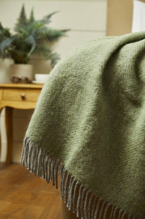 lichtgroene wollen plaid tweedmill textiles fern