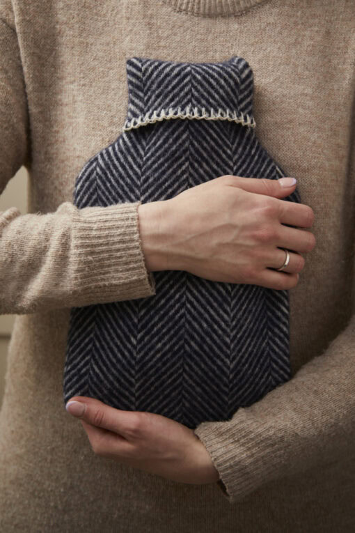 wollen kruik donkerblauw met visgraat motief tweedmill textiles hwb fishbone navy