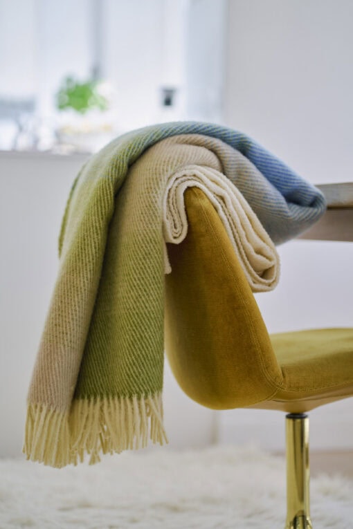 wollen plaid groen blauw met kleurverloop van lamswol klippan aurora greenish blue