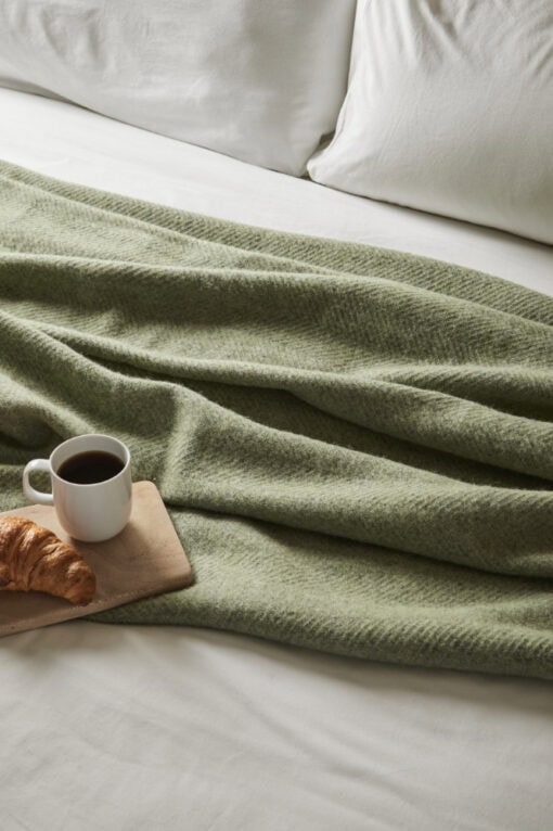 wollen plaid lichtgroen tweedmill textiles beehive fern