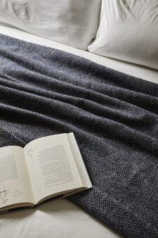 woondeken donkerblauw van wol tweedmill textiles beehive navy