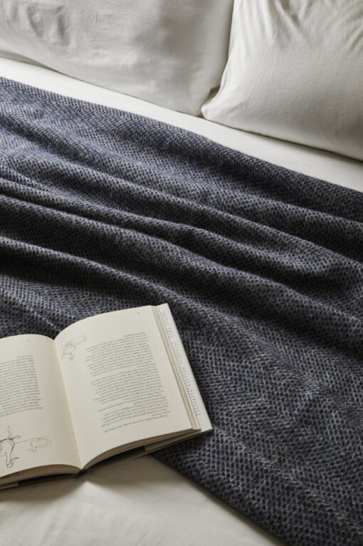 woondeken donkerblauw van wol tweedmill textiles beehive navy