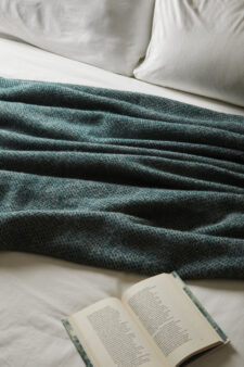woondeken donkergroen van wol tweedmill textiles beehive emerald