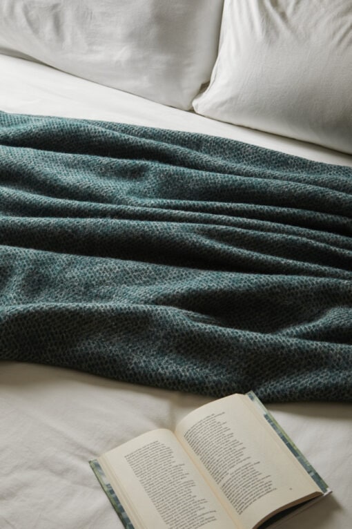 woondeken donkergroen van wol tweedmill textiles beehive emerald