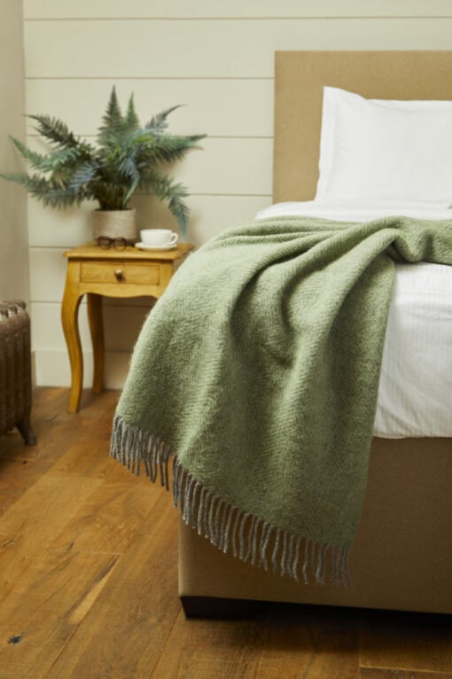 woondeken lichtgroen van wol tweedmill textiles beehive fern