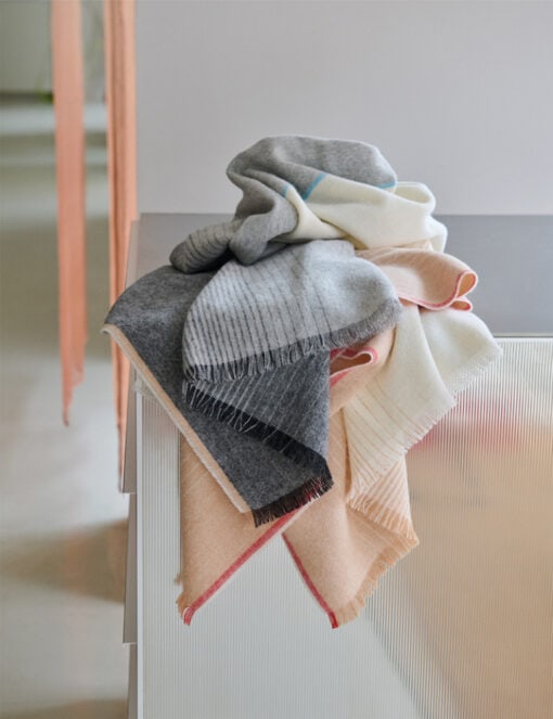 woondeken zwart bruin alpacawol elvang carte postale black brown