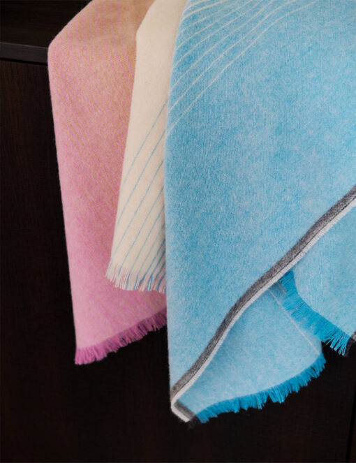 woonplaid blauw roze multi alpacawol elvang carte postale blue pink