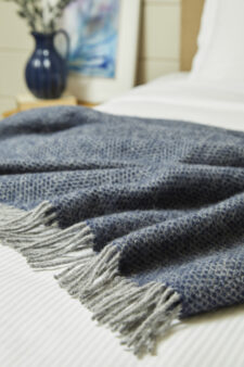 woonplaid donkerblauw van wol tweedmill textiles beehive navy